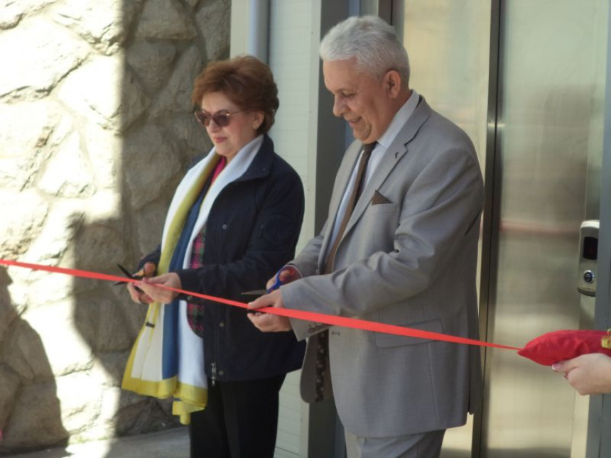 Svečano u Srpcu: Zora Vidović otvorila lift u biblioteci Svečano u Srpcu: Zora Vidović otvorila lift u biblioteci