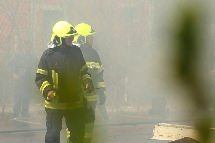 Gorjela kuća u Banjaluci: Vatrogasci i policija izašli na lice mjesta