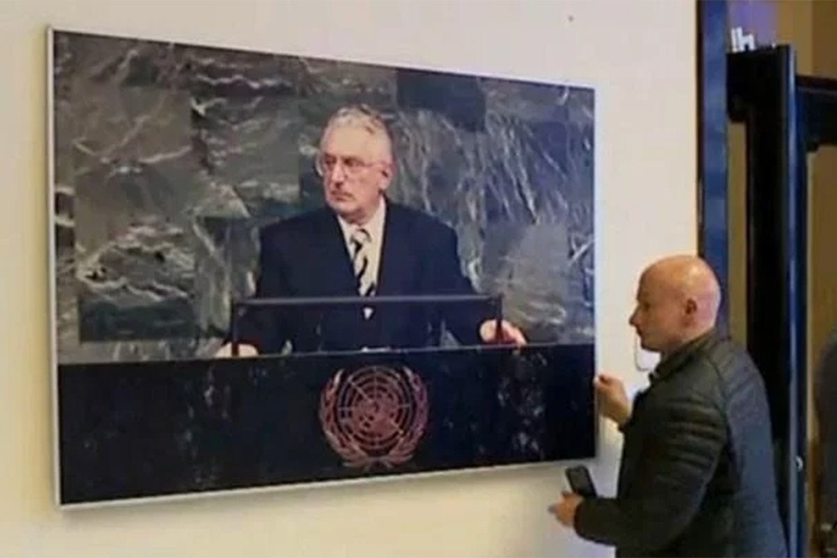 Ogromna fotografija Tuđmana pala sa zida tokom Plenkovićevog obraćanja (VIDEO)