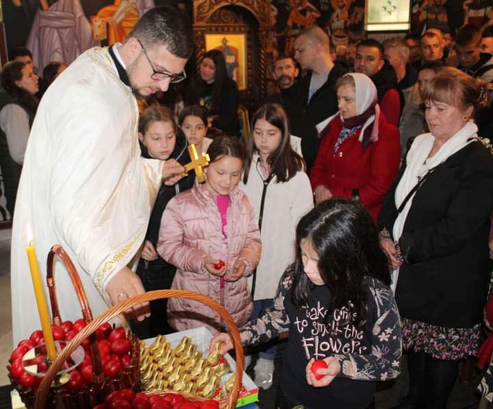 Lopare: Vaskršnja liturgija služena u crkvi Pokrova Presvete Bogorodice (FOTO)