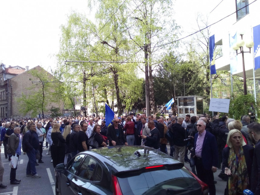 Demonstranti napali novinare, reagovao MUP