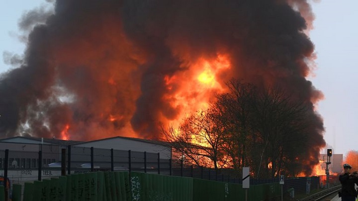 Hamburg: Izgorjelo kamionski stajalište, cure hemikalije (VIDEO)
