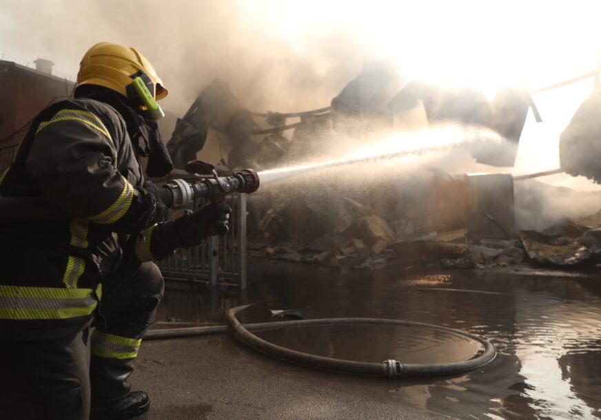 Vatrenu stihiju gasilo 26 vatrogasaca: U požaru izgorjelo nekoliko baraka ispod mosta