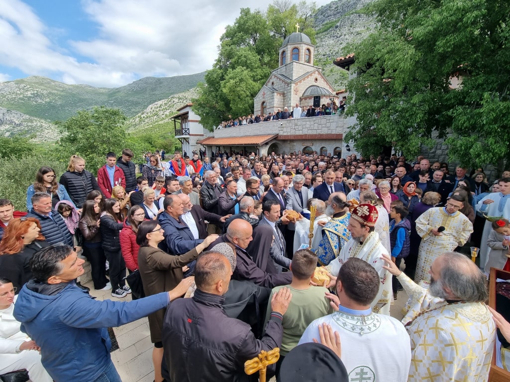 Rijeka vjernika na poklonjenju Svetom Vasiliju i majci Ani u Mrkonjićima