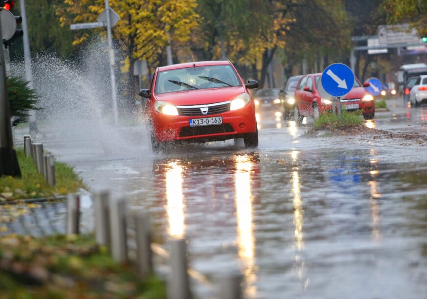 Voda na putevima i klizišta usporavaju saobraćaj