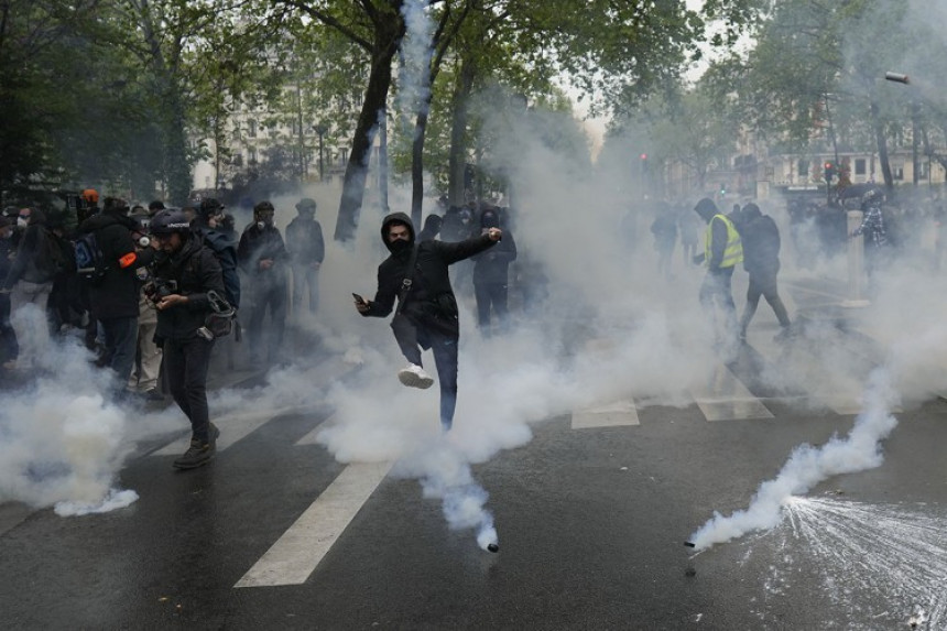 Protesti širom Francuske, policija bacila suzavac