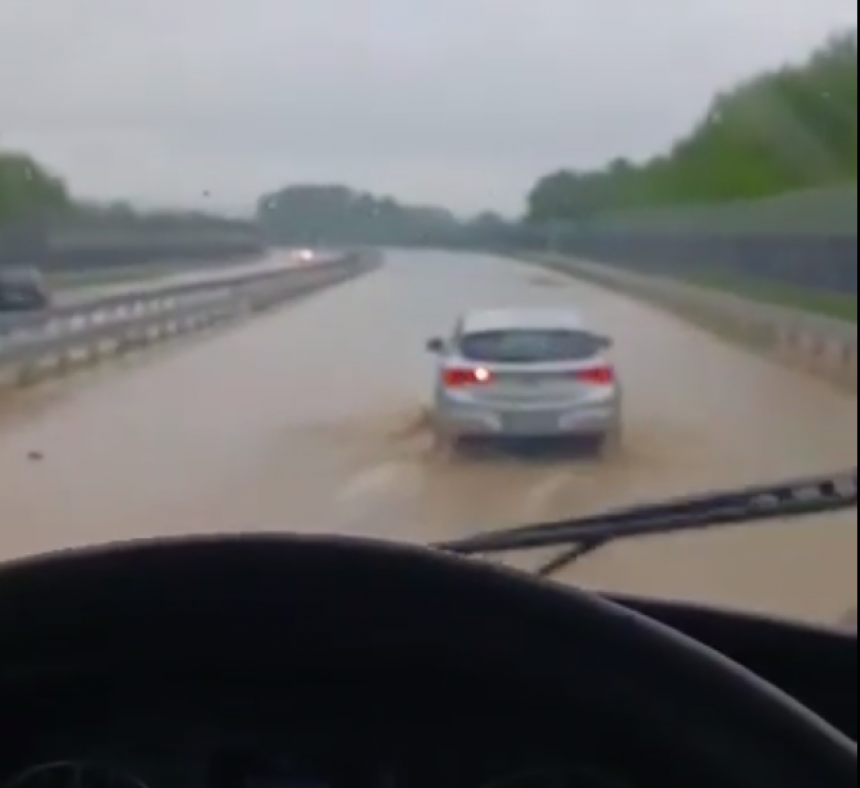 Otežan saobraćaj, poplavljen auto-put „9. januar“ (VIDEO)
