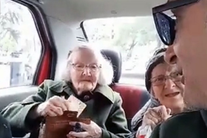 Taksista počastio bake vožnjom pa osvojio simpatije regiona (VIDEO)