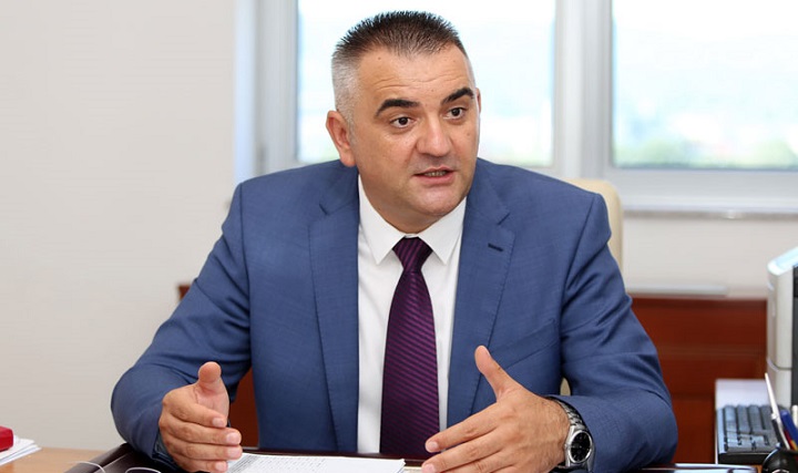 NOVOGODIŠNJA ODLUKA UPRKOS DUGOVIMA Minić direktorima javnih preduzeća povećao plate za 500 KM NOVOGODIŠNJA ODLUKA UPRKOS DUGOVIMA Minić direktorima javnih preduzeća povećao plate za 500 KM