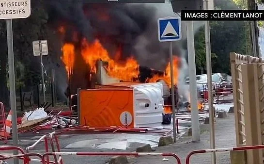 Specijalci na ulicama, Francuska u plamenu
