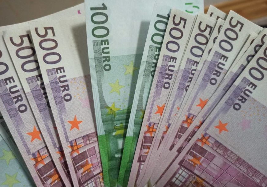 Nasred ulice našao 4,6 miliona evra: Pošteni pronalazač vratio ček vlasniku, a nagrada je bila posebno iznenađujuća