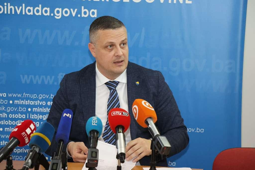Mijatović se obratio Srbima u BiH: Je li nam važniji Dodik ili naša djeca? – On je spreman za rat Mijatović se obratio Srbima u BiH: Je li nam važniji Dodik ili naša djeca? – On je spreman za rat