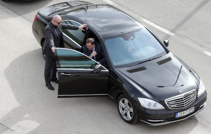 Dodiku mercedes, ostalima škoda: Novi automobil košta 301.000 KM