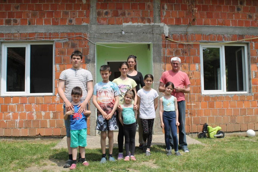 Devetočlanoj porodici treba pomoć za kuću Devetočlanoj porodici treba pomoć za kuću