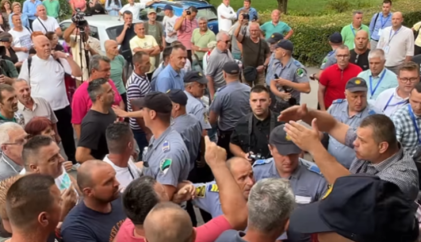 Haos u Banovićima: Izbila tuča pred zgradom opštine
