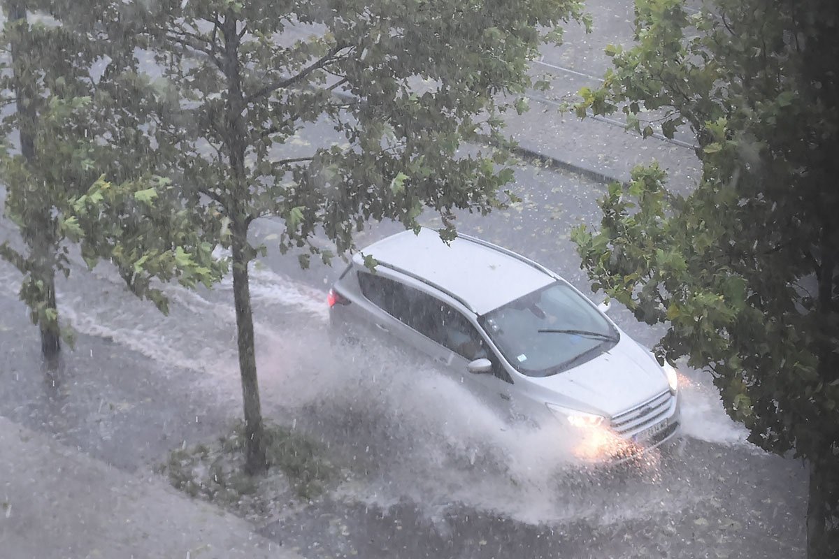 Kolaps u Beogradu: Automobili zaglavljeni u poplavi, vozači izašli na krovove