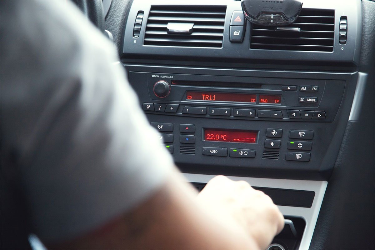 Zašto stišavamo radio kada parkiramo automobil