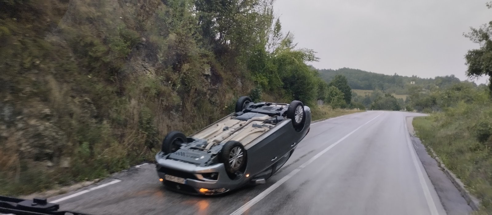 Sudar dva automobila u Kovanju kod Rogatice: Automobil završio na krovu