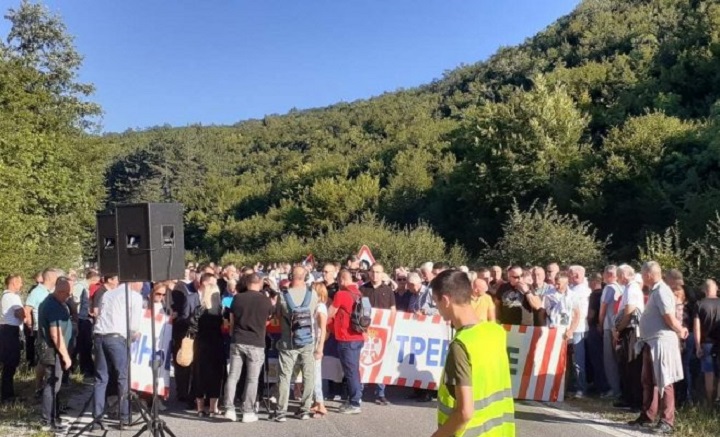 Počeo skup u znak podrške Dodiku i Lukiću: Građani na četiri lokacije