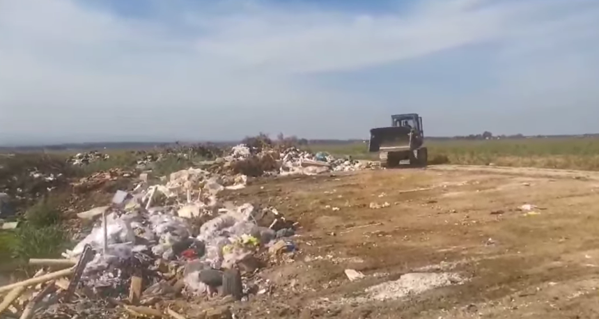 Divlja deponija na prostoru bivšeg „Farmlanda“