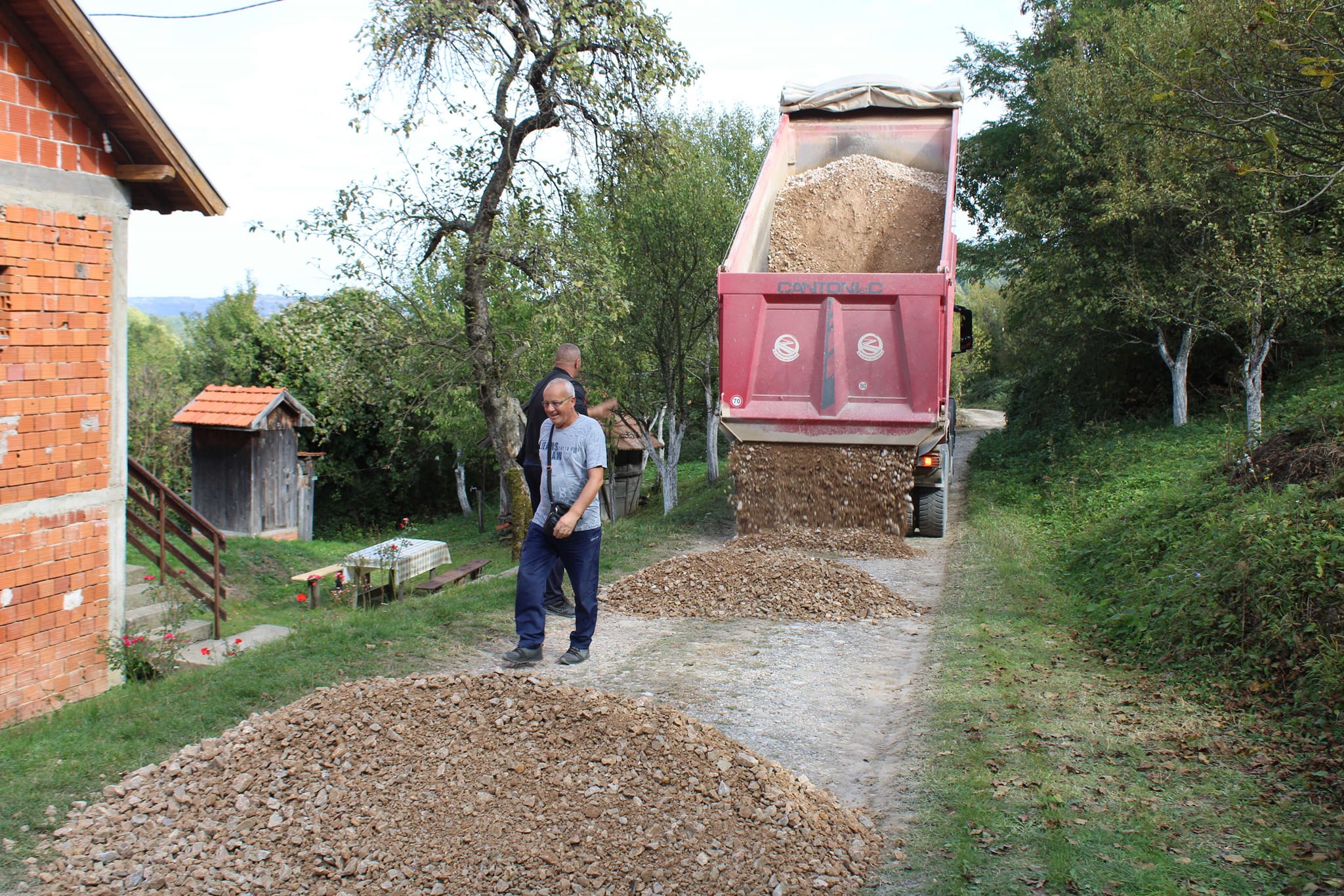 Na jugoistočnom dijelu opštine Lopare intenzivno se radilo na obnavljanju lokalnih seoskih puteva