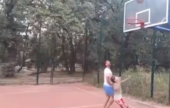 Novak sa dječakom u parku igrao basket (VIDEO)