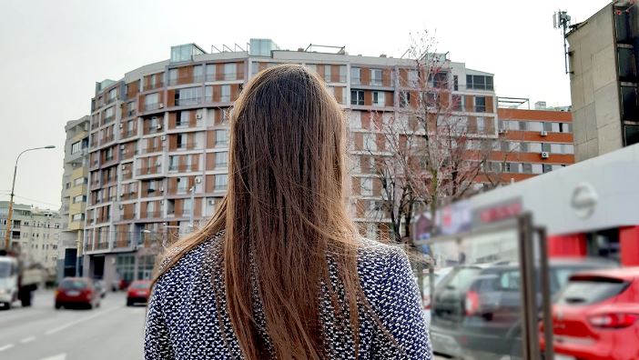 Konverzacija koju će dugo da pamti: Studentkinja tražila stan, a ponudili joj 1.500 evra da se „dva dana brine o gostu“