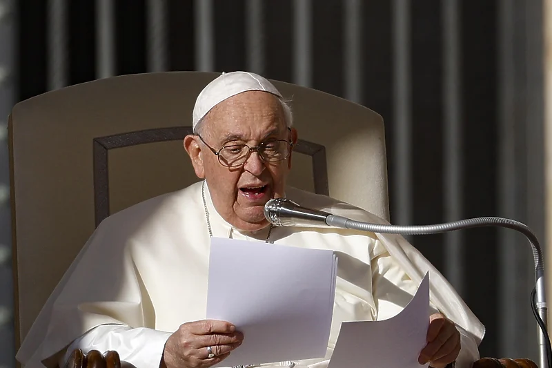 Papa potpisao: Transrodne osobe mogu se krstiti i biti kumovi na vjerskim vjenčanjima