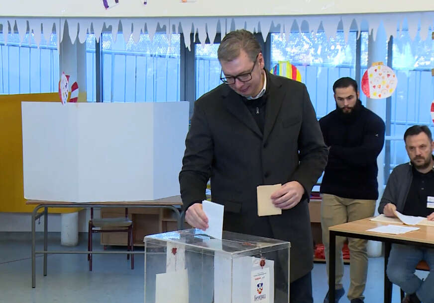 Vučić glasao, pa poručio “Očekujem dobru izlaznost i ubjedljivu pobjedu”
