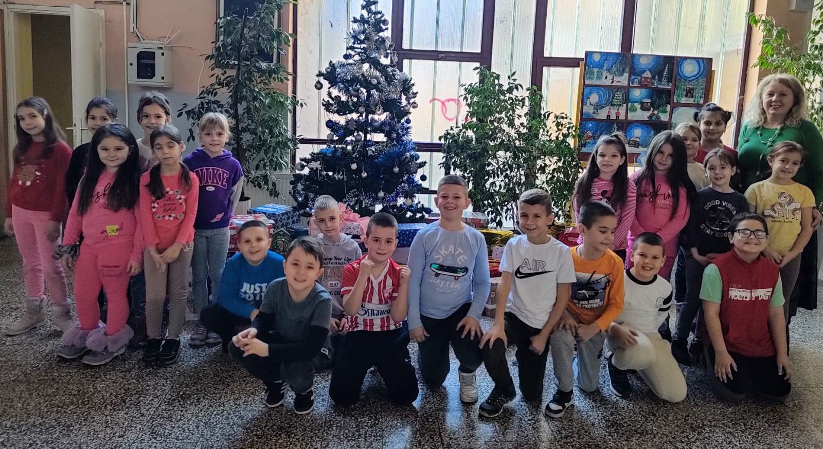 Ugljevički đaci podržali „Humanitarni štand-paketići za djecu na Kosovu i Metohiji“