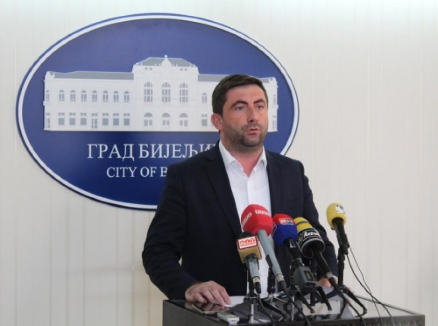Petrović pisao ministrima u Vladi: Niko nije dužan da vam ljubi skute!