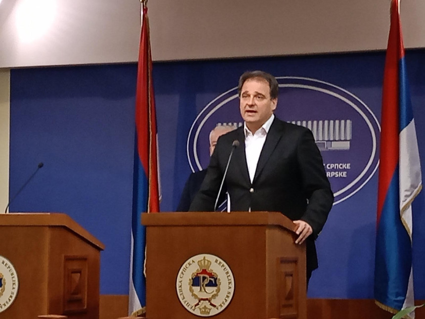 Dodik pravi predstavu za narod pričama o otcjepljenju Srpske