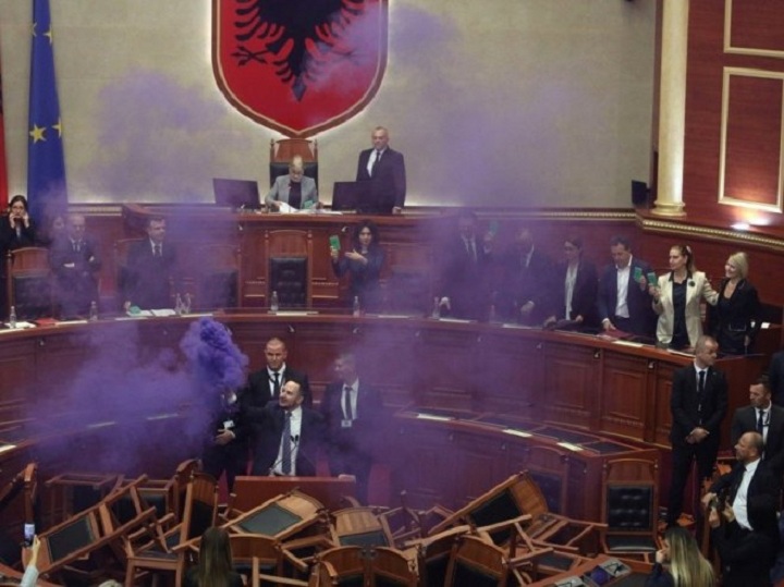 Incidenti u Tirani, poslanik htio da zapali parlament (VIDEO)