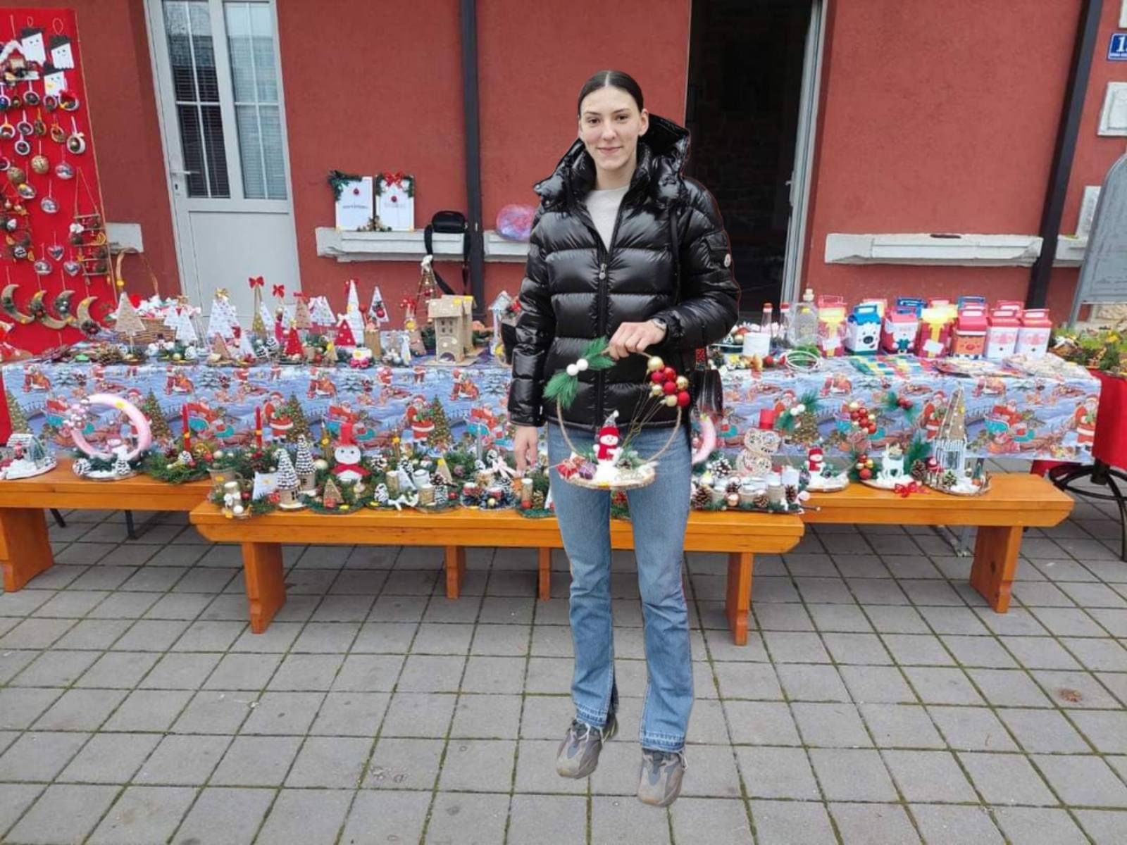 Bileća: Novogodišnji bazar škole podržala i Tijana Bošković
