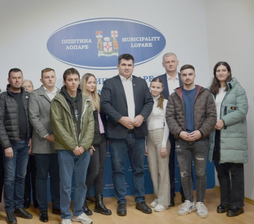Načelnik opštine Lopare Rado Savić potpisao je ugovore o stipendiranju