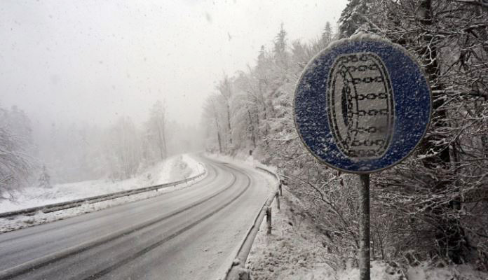 Saobraćaj otežan zbog snijega, kilometarske kolone na prelazima sa Hrvatskom