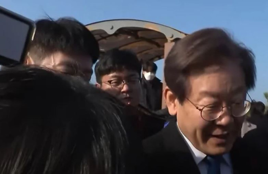 Lider opozicije u Južnoj Koreji izboden u vrat