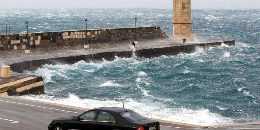 Crveni meteoalarm, očekuju se udari bure do 200 km/h