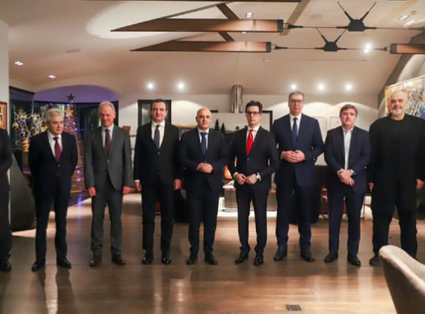 Vučić prisustvovao večeri sa liderima regiona u Skoplju