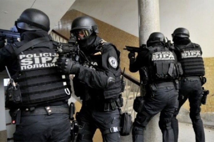 SIPA uhapsila četiri osobe: Troje oteli i mučili, pa uzeli 18.000 evra za otkup