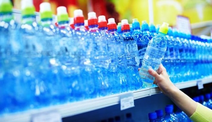 U jednoj litri vode iz plastične boce može biti 240.000 čestica mikroplastike