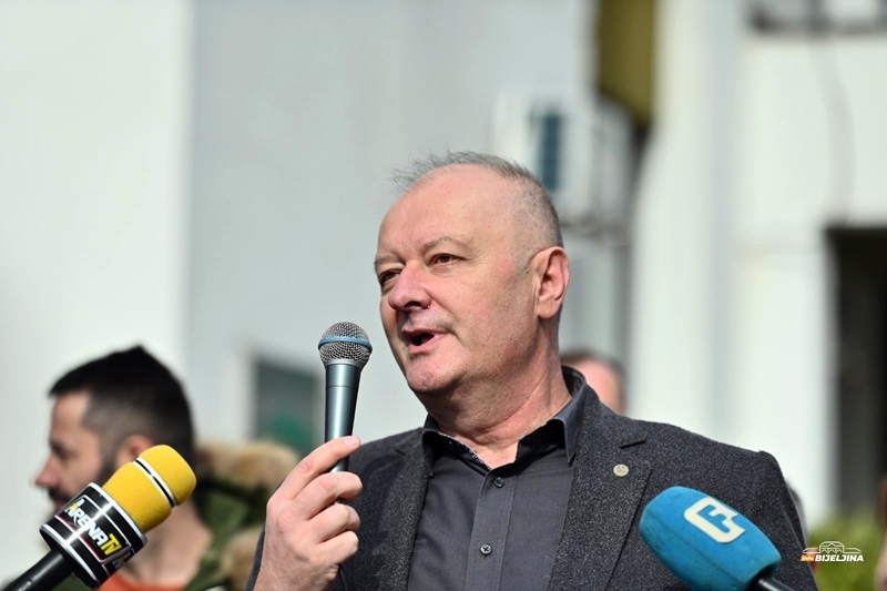 Dodikov poslanik Milutin Tasovac izviždan na protestu RiTE Ugljevik – Vrati pare iz Trebinja, pa će biti za ulaganja! (VIDEO)