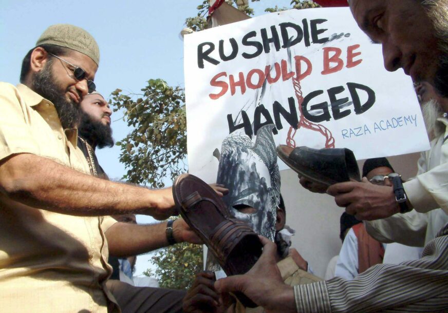 24. februar kroz istoriju: Za ubistvo Salmana Rušdija ponuđena nagrada od 3 miliona dolara