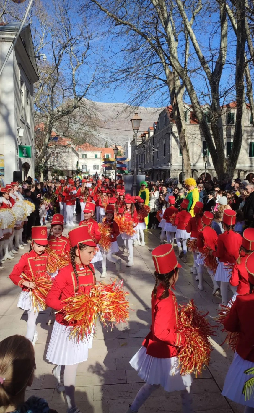 Defile mažoretkinja u Trebinju povodom „Praznika mimoze“