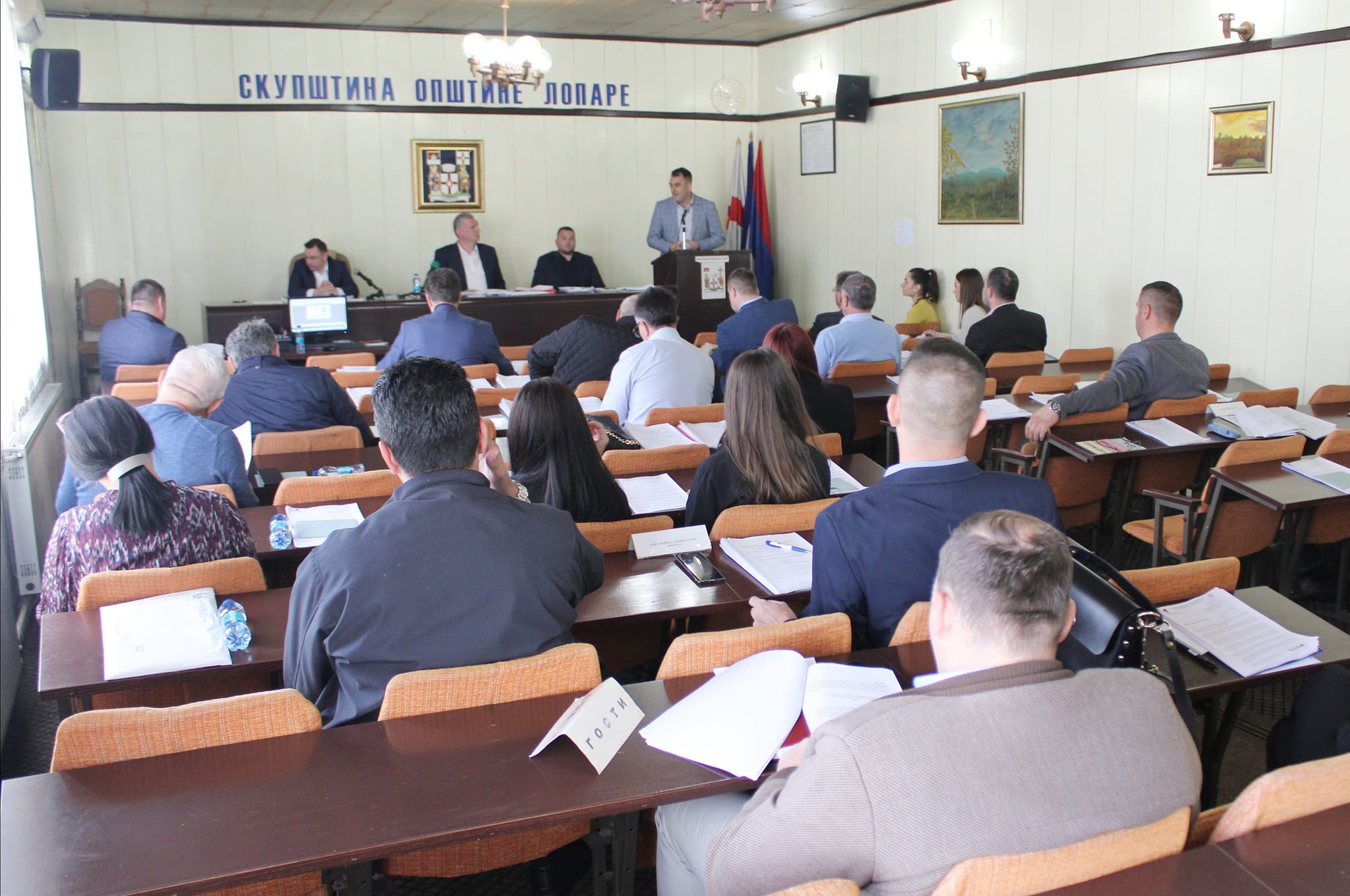 Na 24. redovnoj sjednici Skupštine opštine Lopare usvojeni su izvještaji o radu opštinskih ustanova i preduzeća, kao i određeni broj informacija