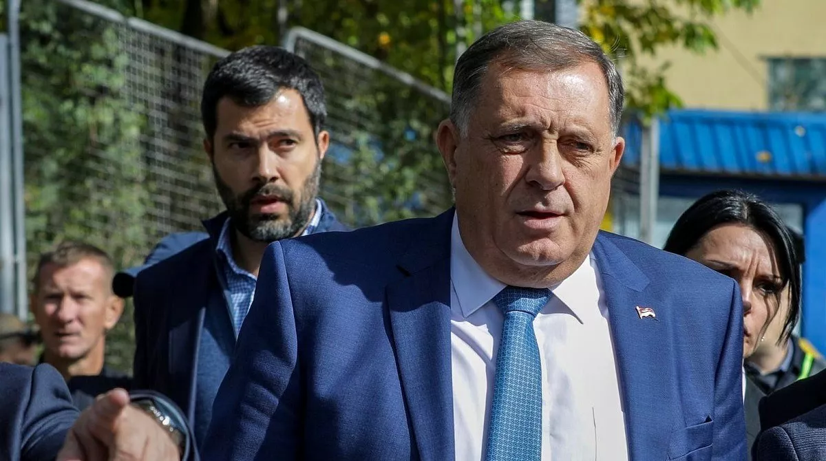 Dok se oko Dodika starijeg stežu obruč sankcija, Dodik mlađi “sređuje” stanje u SNSD i sprema se za preuzimanje stranke