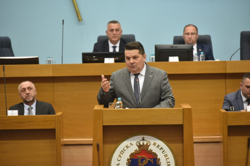 Stevandićevi metodi: Zaključio sjednicu, pa tražio od obezbjeđenja da „odstrane“ Vukanovića (VIDEO)