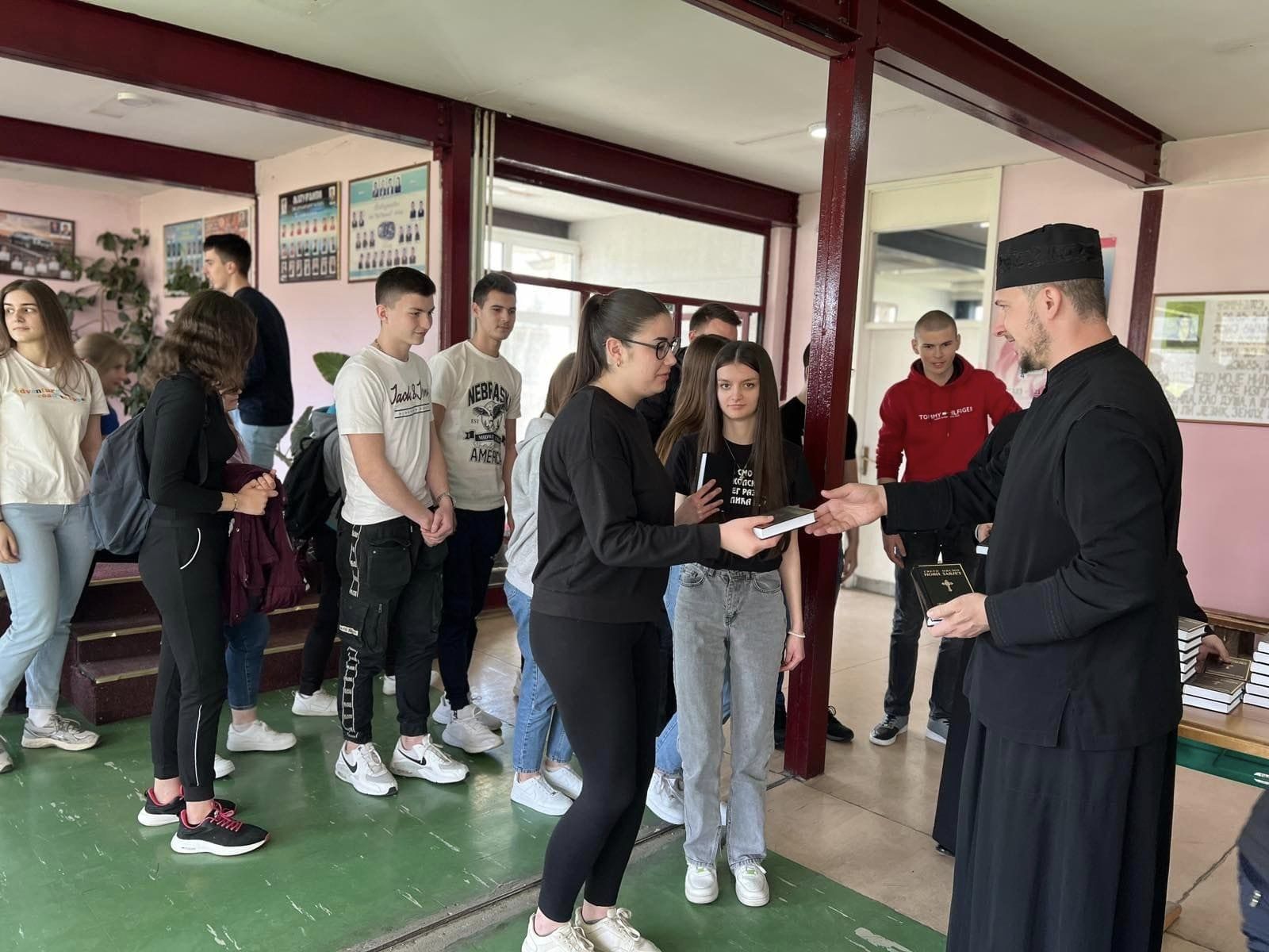Maturanti Srednjoškolskog centra „Vuk Karadžić“ u Loparama, dobili na poklon Sveto pismo Novog zavjeta