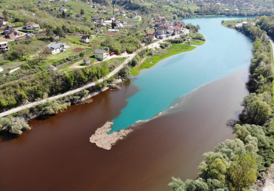 „Treće proljeće zaredom“ Boja Jablaničkog jezera vraća u surovu realnost, problem se vuče godinama