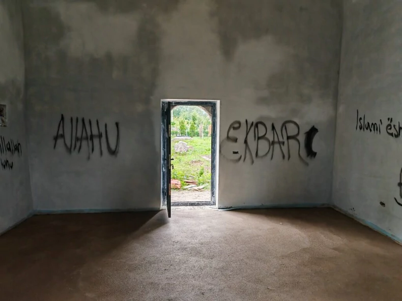 Skrnavljenje svetinje: Albanci ispisali uvredljive poruke na pravoslavnoj crkvi kod Peći